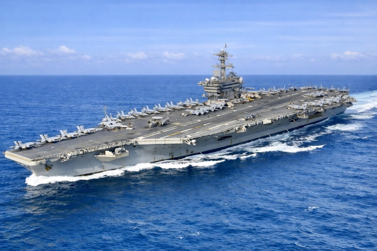 USA posilují vojenskou přítomnost u Íránu, Trump vysílá letadlovou loď