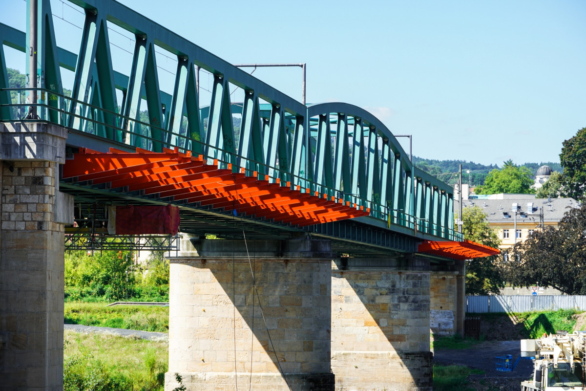 Stavba lávky pro pěší a cyklisty v Děčíně přes Labe pokračuje i v létě