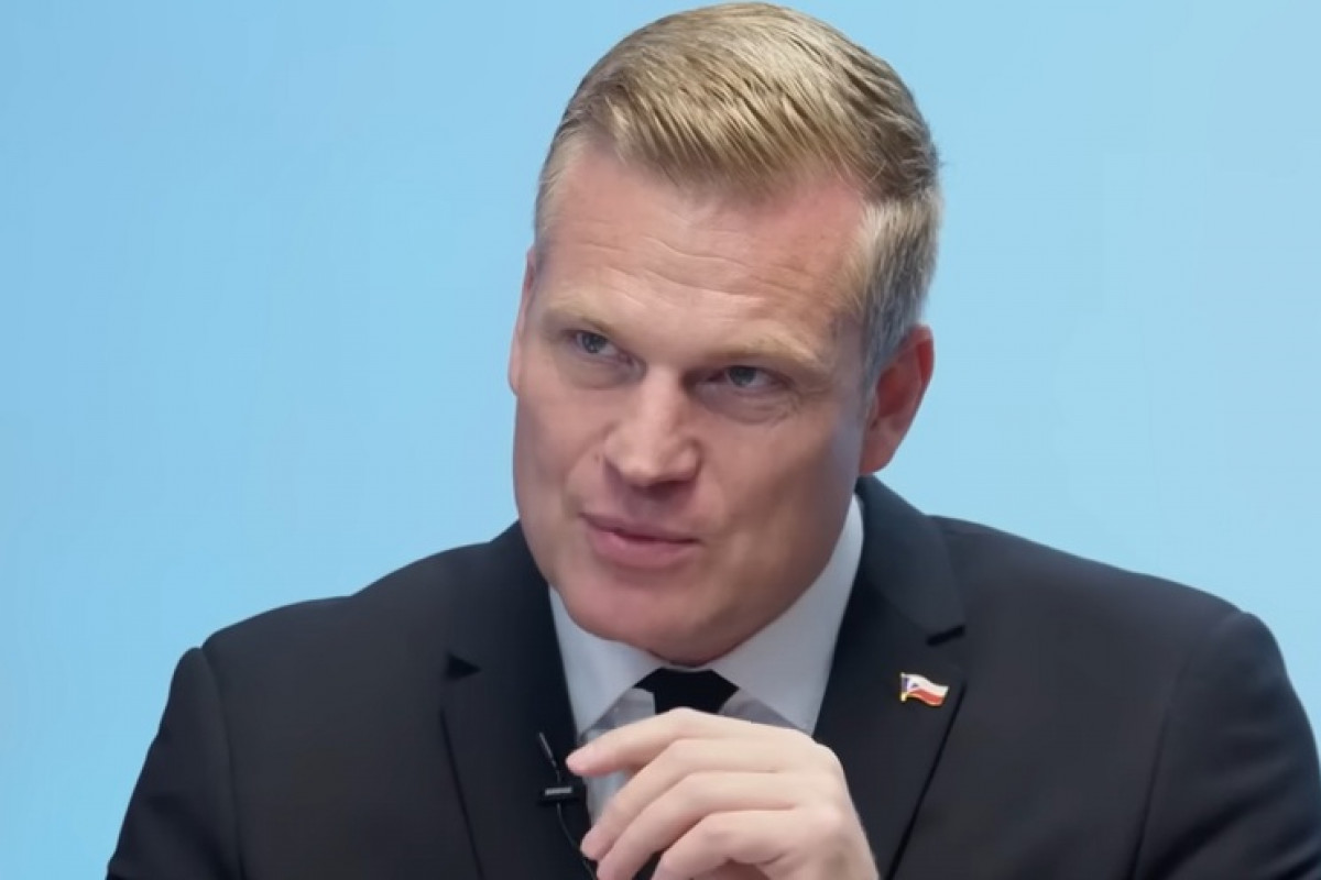 Povolenky odmítnout a migrační pakt stopnout, říká Turek