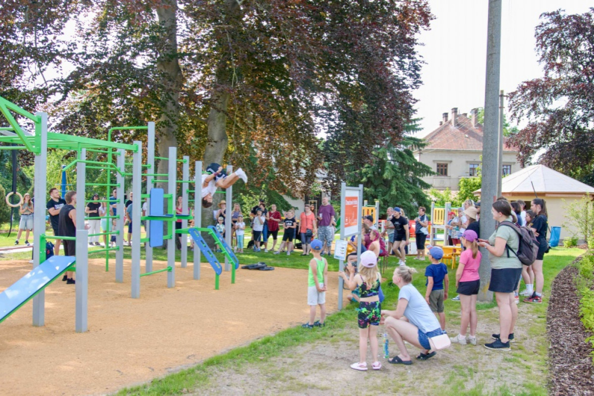 V Mokrovousích slavnostně otevřeli Oranžové hřiště od Nadace ČEZ