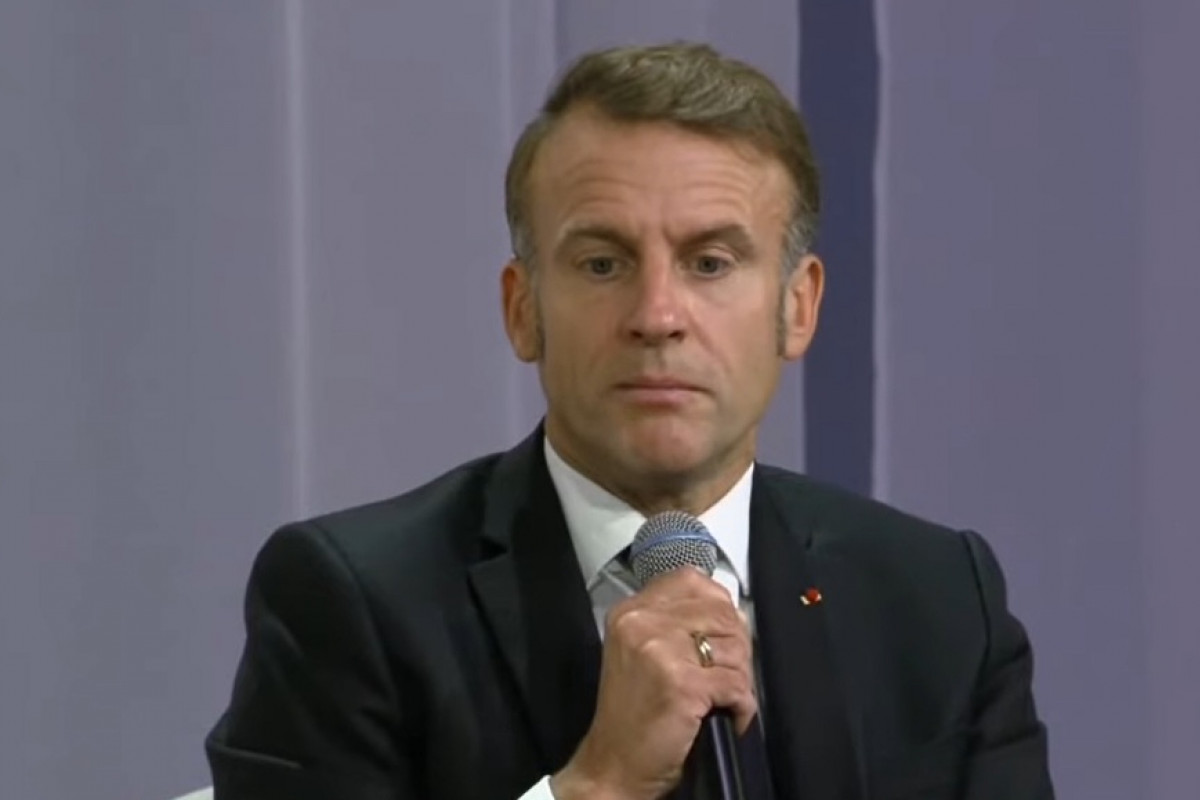 Emmanuel Macron je „přístroji udržován při životě“, nyní mu hrozí odpojení