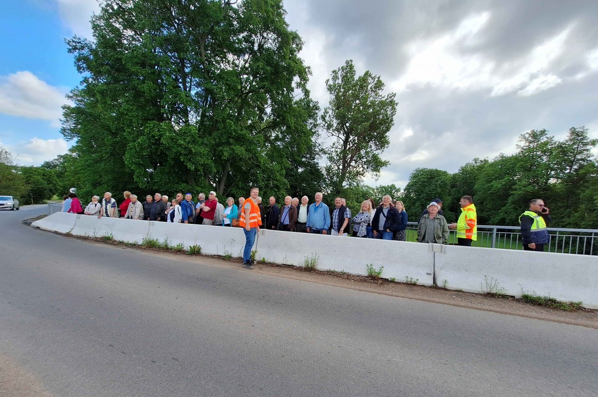 Bývalí silničáři si prohlédli stavbu mostu v Řečanech nad Labem