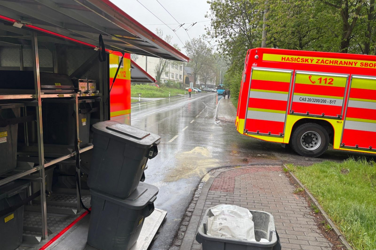 Při nehodě nákladního a osobního vozidla byla zraněna jedna osoba