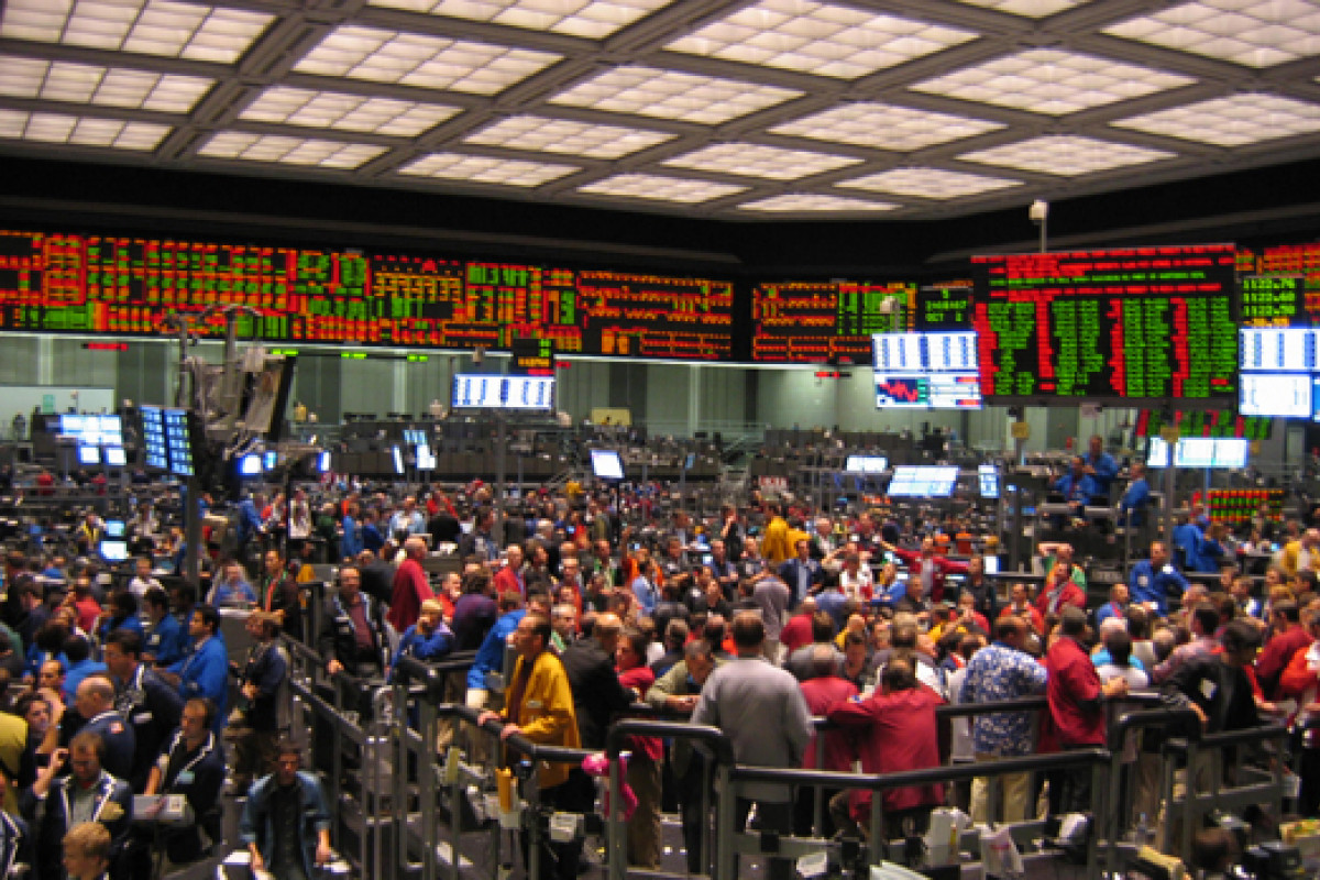 Akciové trhy: Indexy klesly na obou stranách Atlantiku