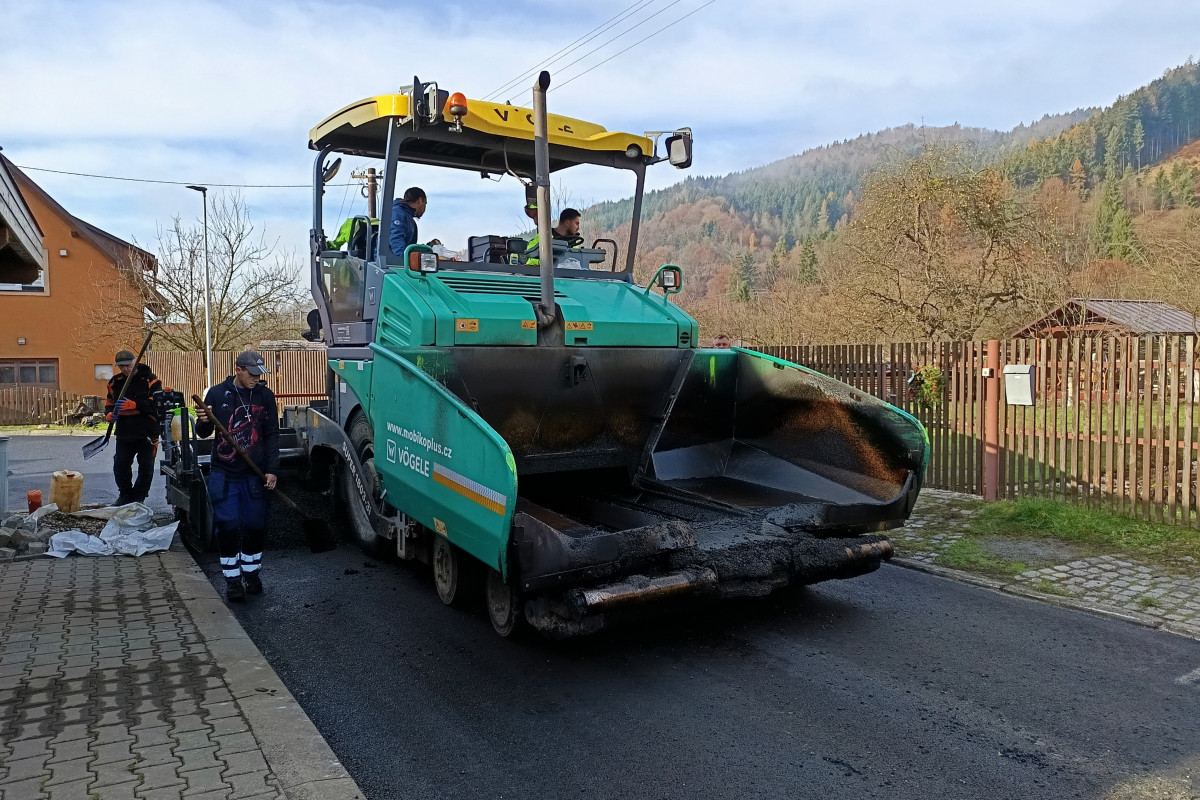 Místní komunikace v Karolince: Nový asfalt a lepší cesty do zimy