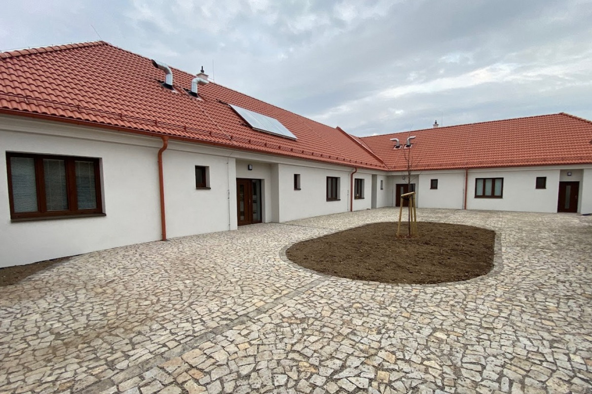 Fara v Myslibořicích na Třebíčsku se proměnila v moderní sociální byty Fara v Myslibořicích na Třebíčsku se proměnila v moderní sociální byty