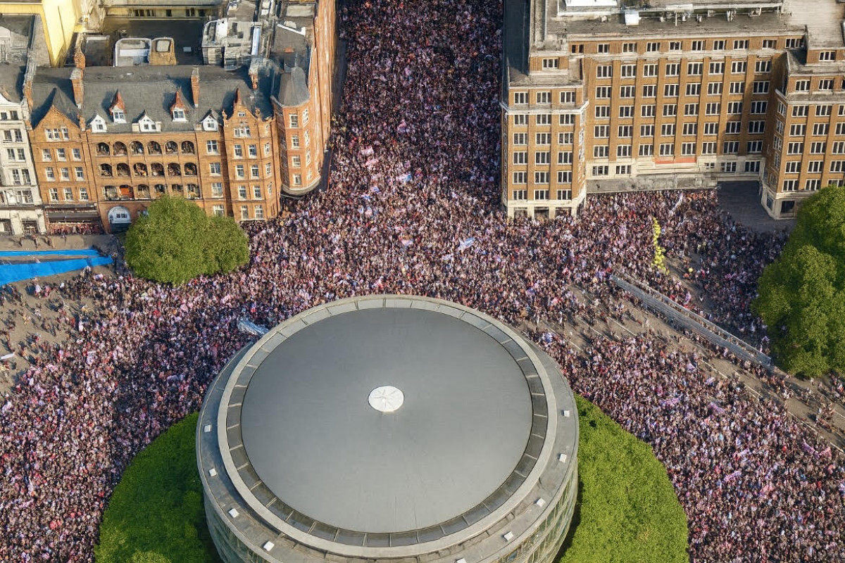 Elon Musk, Robinson a radikální protest. Londýn v ohni hněvu