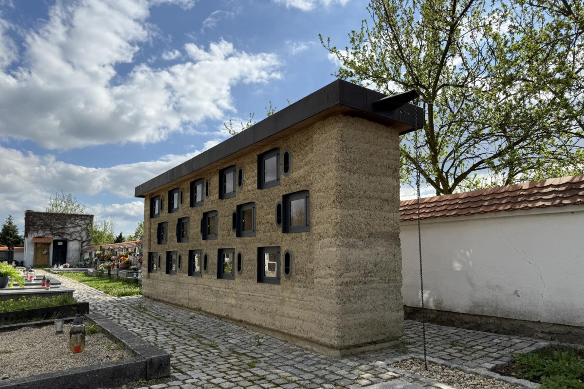Architekti z FA VUT postavili netradiční kolumbárium v Mořicích