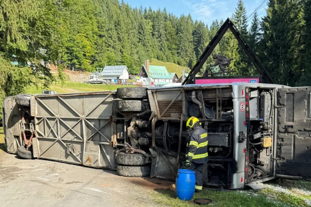 Horská služba zasahovala u převráceného autobusu