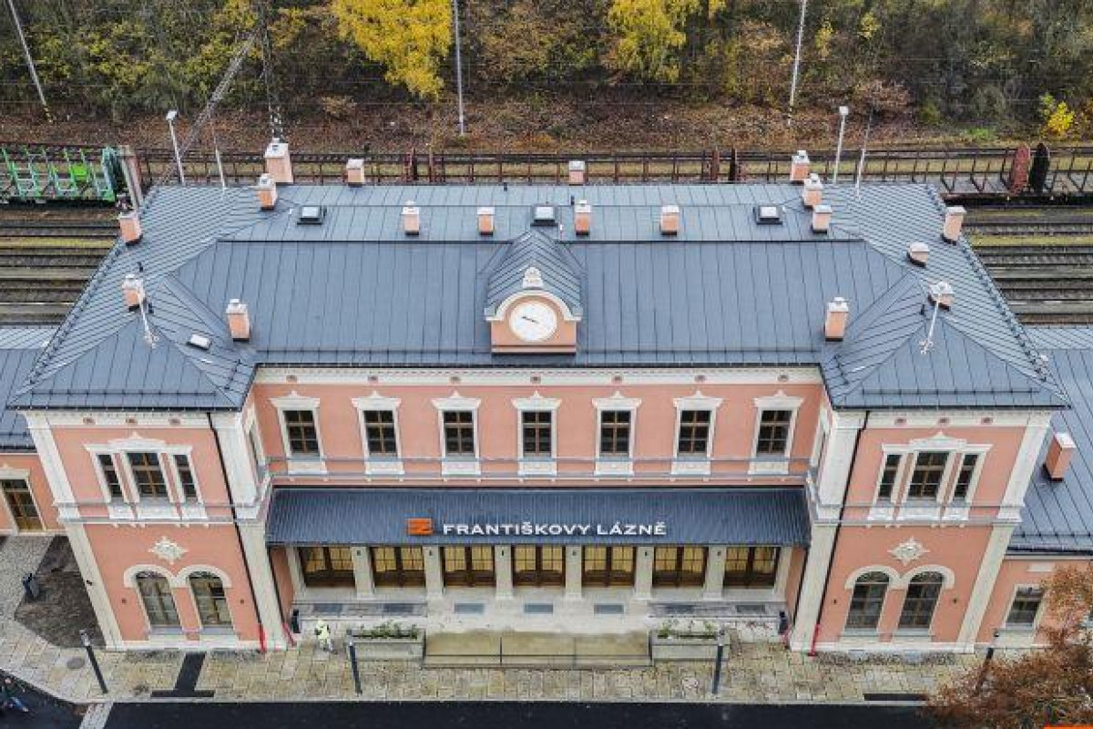 Nádraží ve Františkových Lázních se vrátila původní podoba