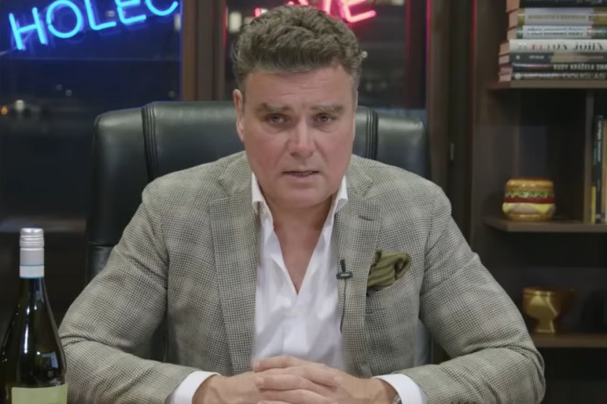 Minář s kasičkou je zpět! Holec o Vystrčilovi i stádu v ulicích