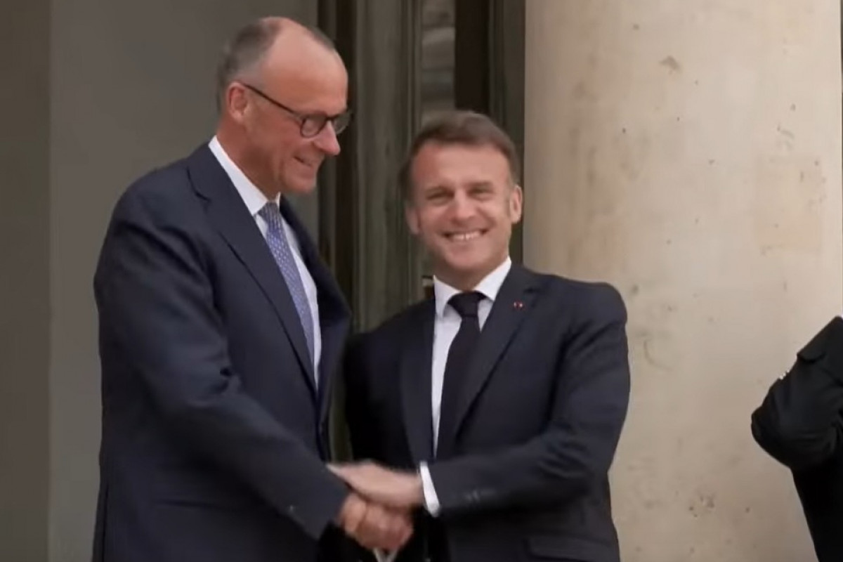 U příležitosti 80.výročí porážky Třetí říše Macron oslavuje vojenskou osu Paříž-Berlín U příležitosti 80.výročí porážky Třetí říše Macron oslavuje vojenskou osu Paříž-Berlín