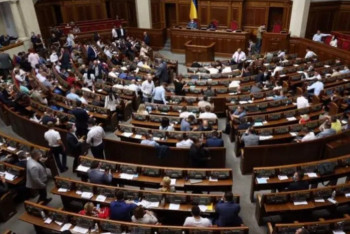 Ukrajinští politici si plní kapsy