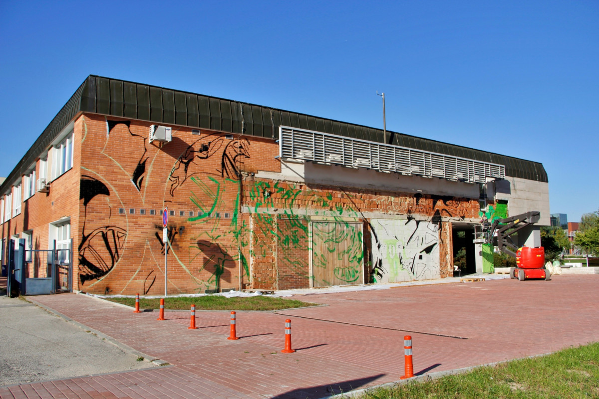 V českobudějovickém areálu Akademie věd vzniká velkoformátové graffiti