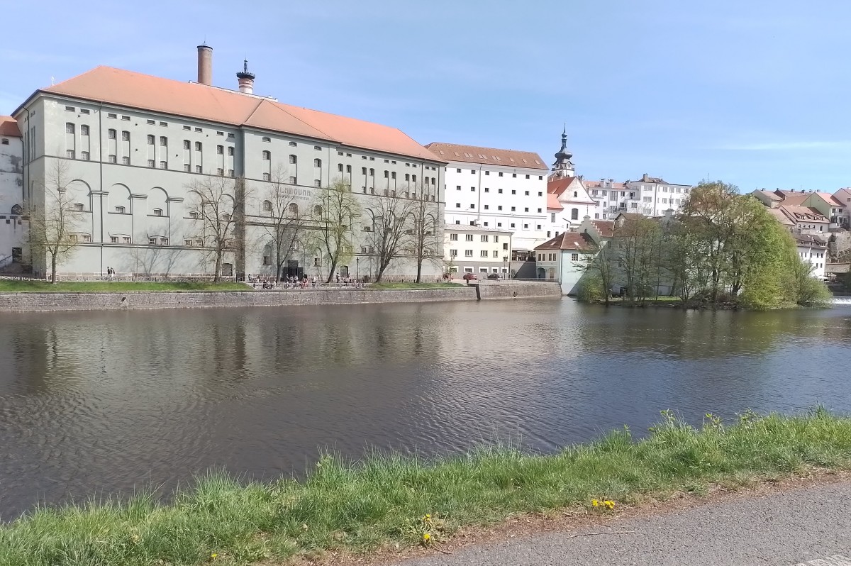 Portyč ožila pod rukama patnácti set malých stavitelů
