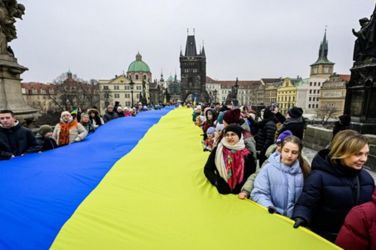 Ukrajinská vlajka na Karlově mostě vyvolala bouři nevole Ukrajinská vlajka na Karlově mostě vyvolala bouři nevole