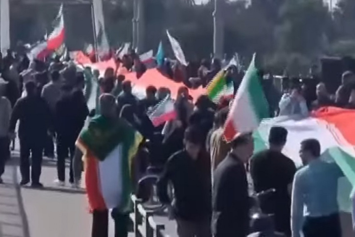 Írán:Po Trumpových hrozbách se u elektráren vytvořily lidské řetězy Írán:Po Trumpových hrozbách se u elektráren vytvořily lidské řetězy