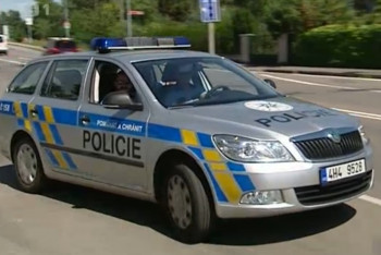 Policisté zachránili nešťastnou ženu Policisté zachránili nešťastnou ženu