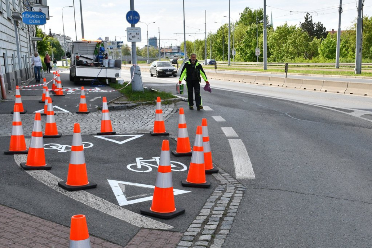 Plzeň obnovuje vodorovné značení na stezkách Plzeň obnovuje vodorovné značení na stezkách