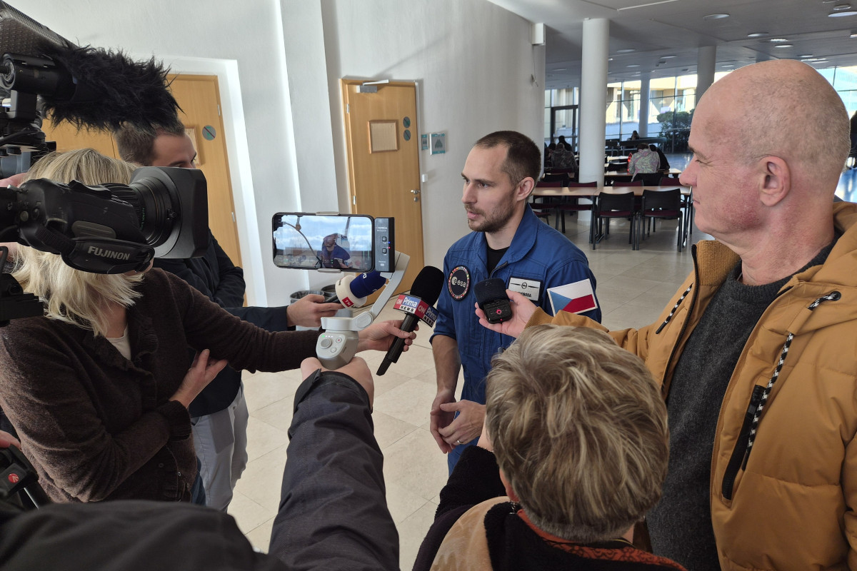 Astronaut na VŠB-TUO debatoval se studenty a testoval chytré tričko