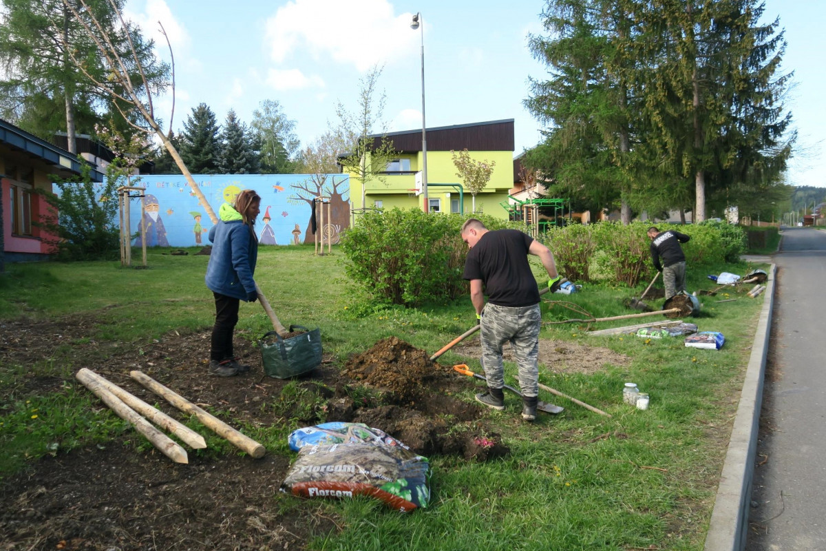 V SOS vesničce u Karlových Varů zakořeňuje sedmnáct nových stromů