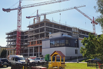 V novém srdci Pardubické nemocnice zbývá už jen poslední patro V novém srdci Pardubické nemocnice zbývá už jen poslední patro