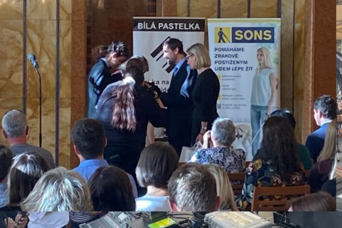Bílá pastelka rozsvítila světlo v duších těch, kteří na cestu stále vidí