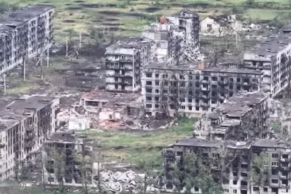 V Mirnogradu se bojuje o výškové budovy V Mirnogradu se bojuje o výškové budovy