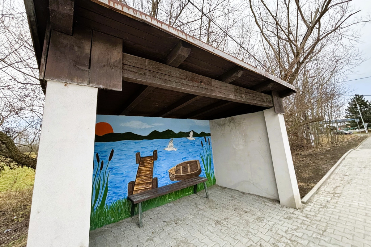 Vrbice má nové autobusové zastávky. Jedna z nich je jako galerie