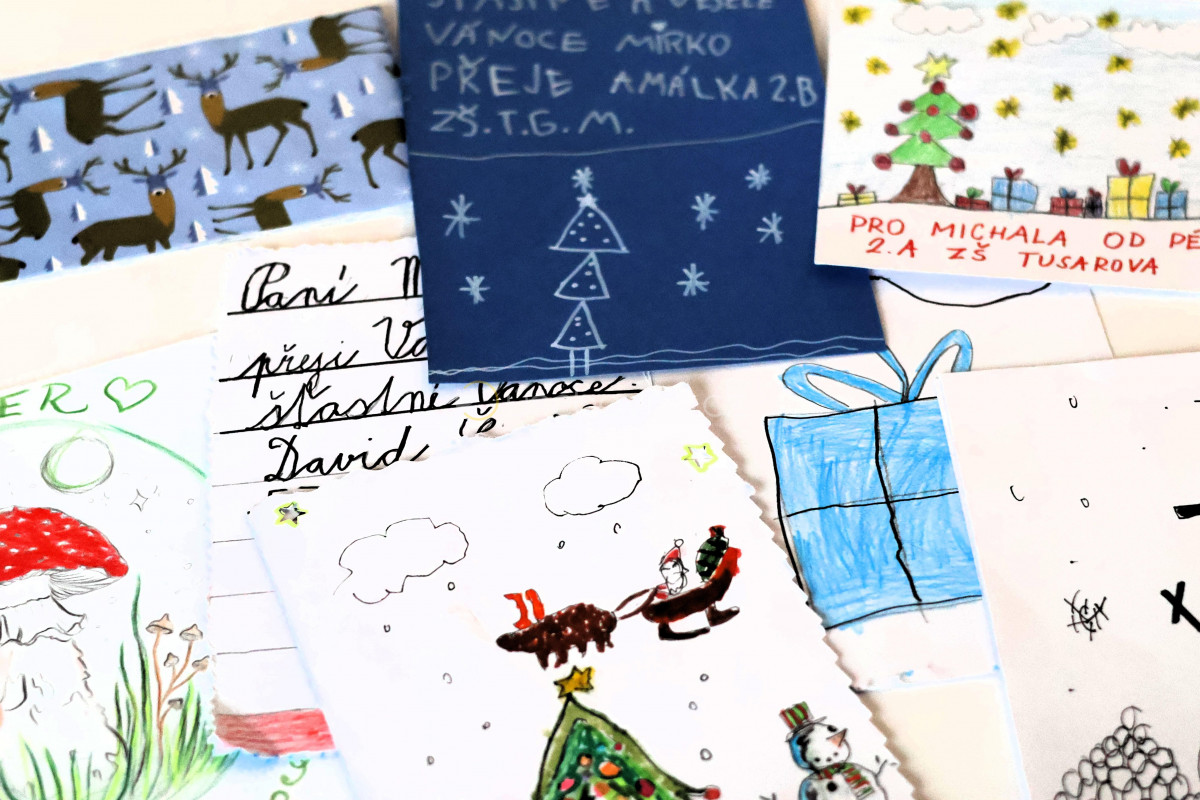 Děti vyrobily vánoční přání pro 1 300 seniorů z Prahy 7