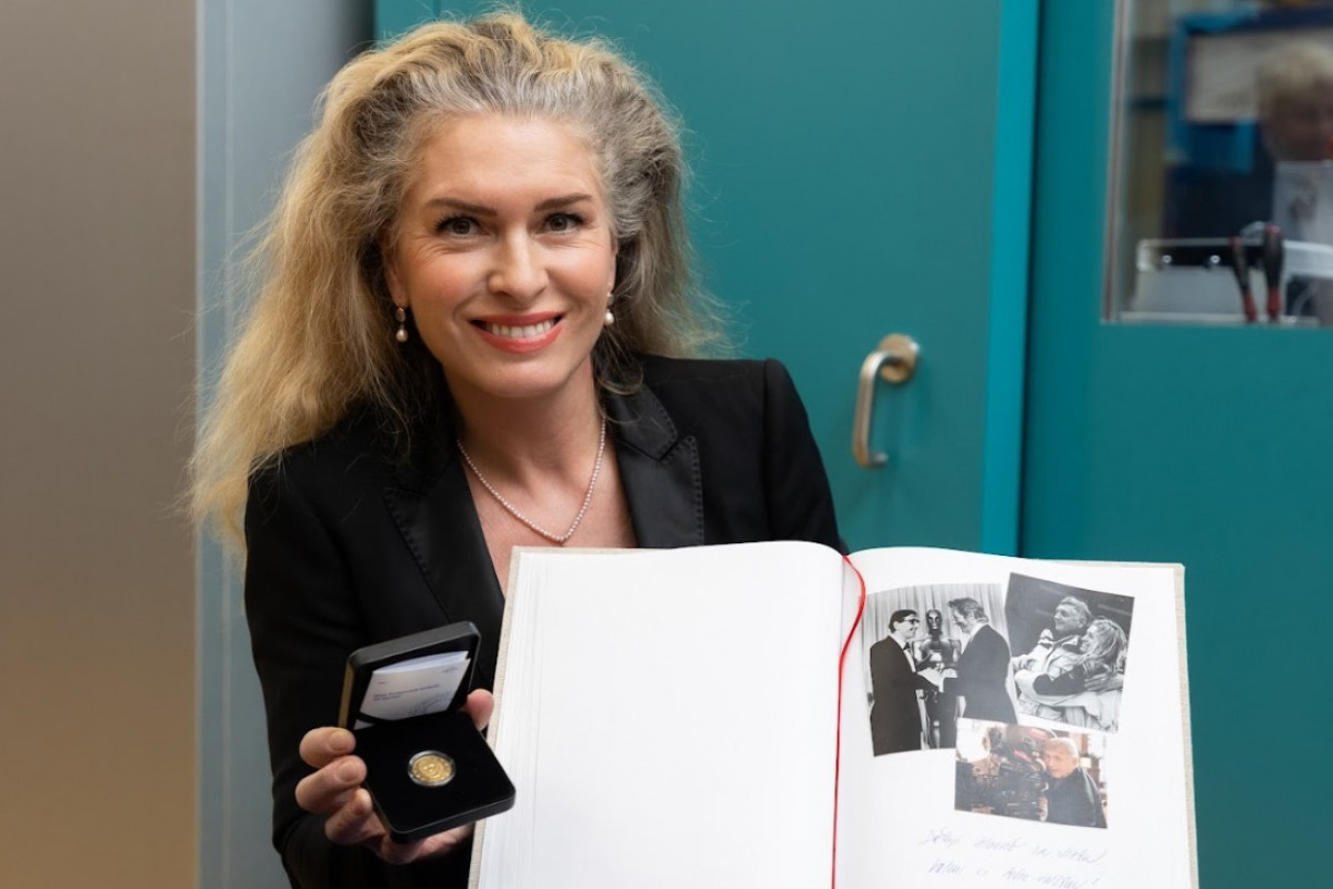 Česká mincovna připomněla Jiřího Menzela ražbou pamětních medailí