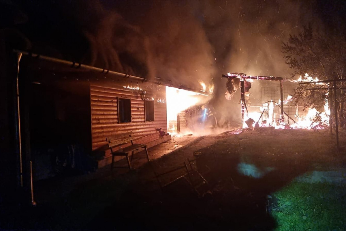 Noční požár střechy rodinného domu ve Vrbně pod Pradědem
