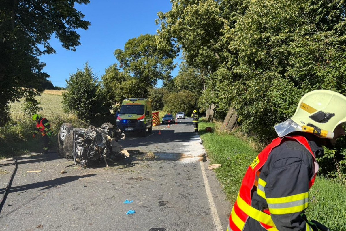 Dopravní nehoda automobilu si vyžádala jeden lidský život