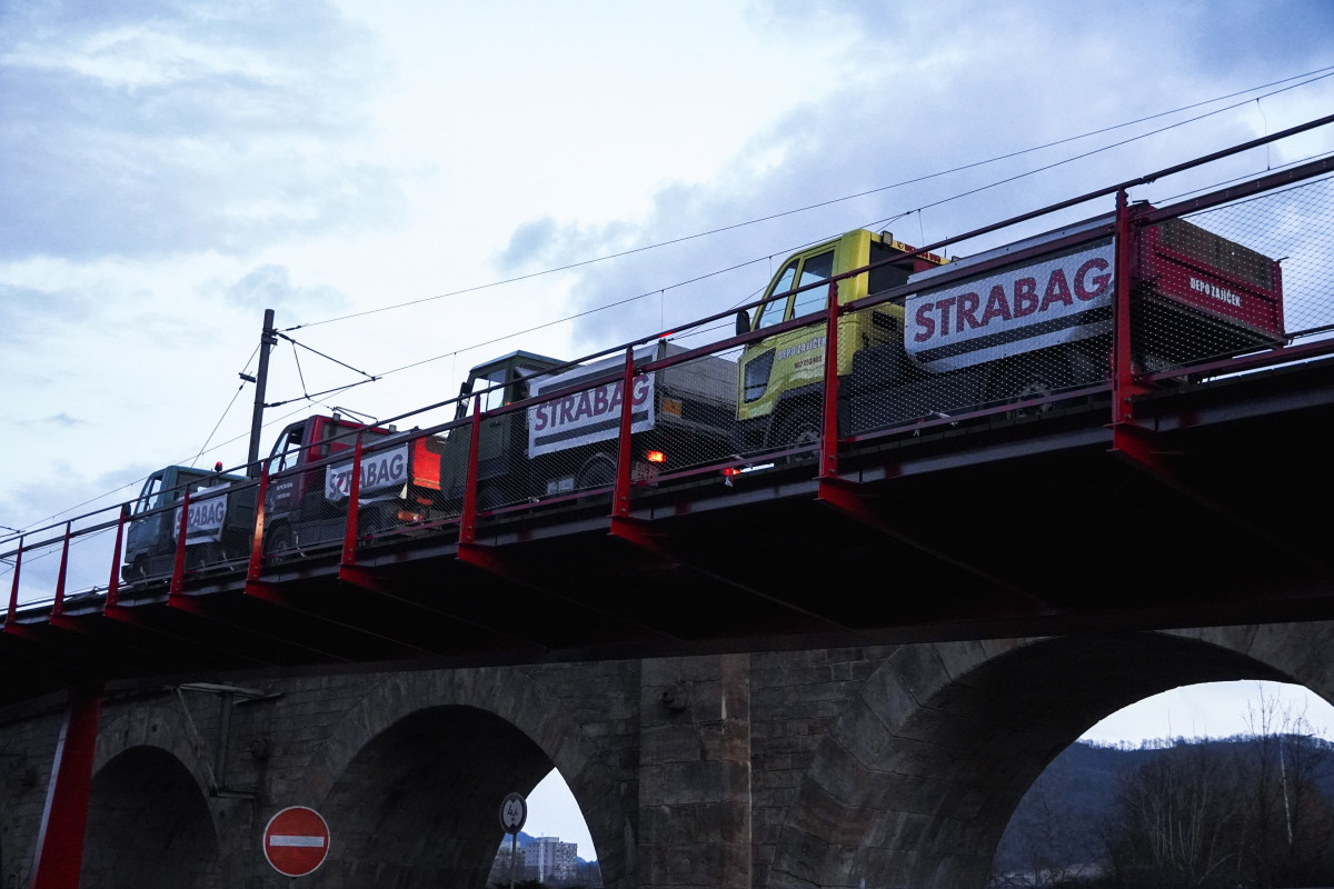 Nová lávka přes Labe prochází zátěžovými zkouškami