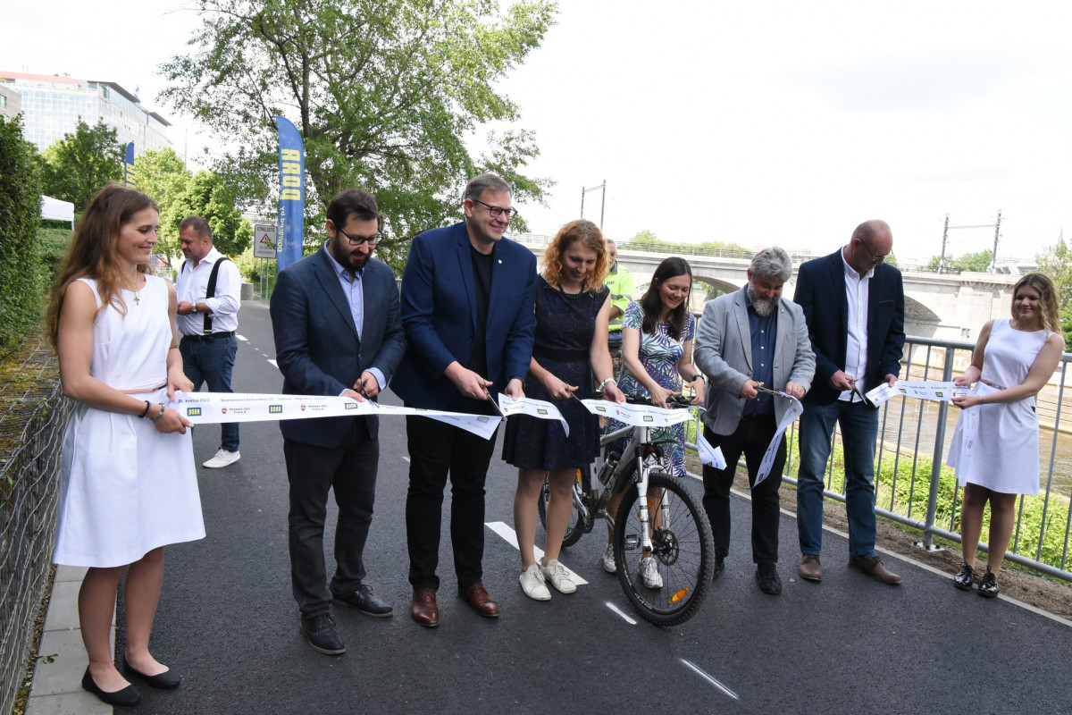 Karlínská část cyklostezky láká cyklisty i pěší na zbrusu nový povrch Karlínská část cyklostezky láká cyklisty i pěší na zbrusu nový povrch