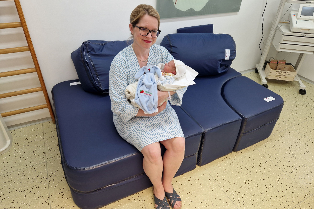 Nemocnice Šumperk zakoupila pro budoucí maminky porodnický gauč