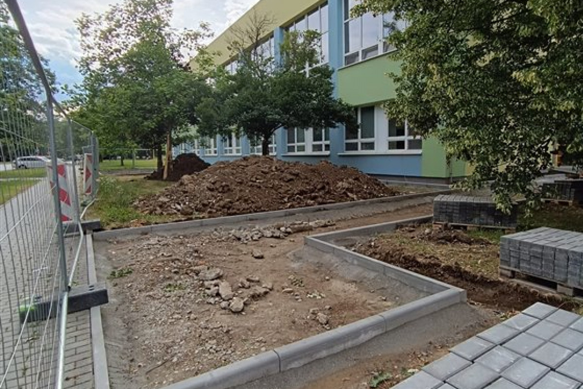 Nové dětské hřiště pro mateřskou školu vzniká u ZŠ Trávníky