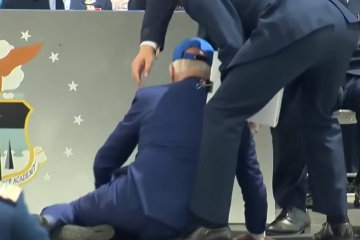 Joe Biden spadnul na pódium během vojenského obřadu