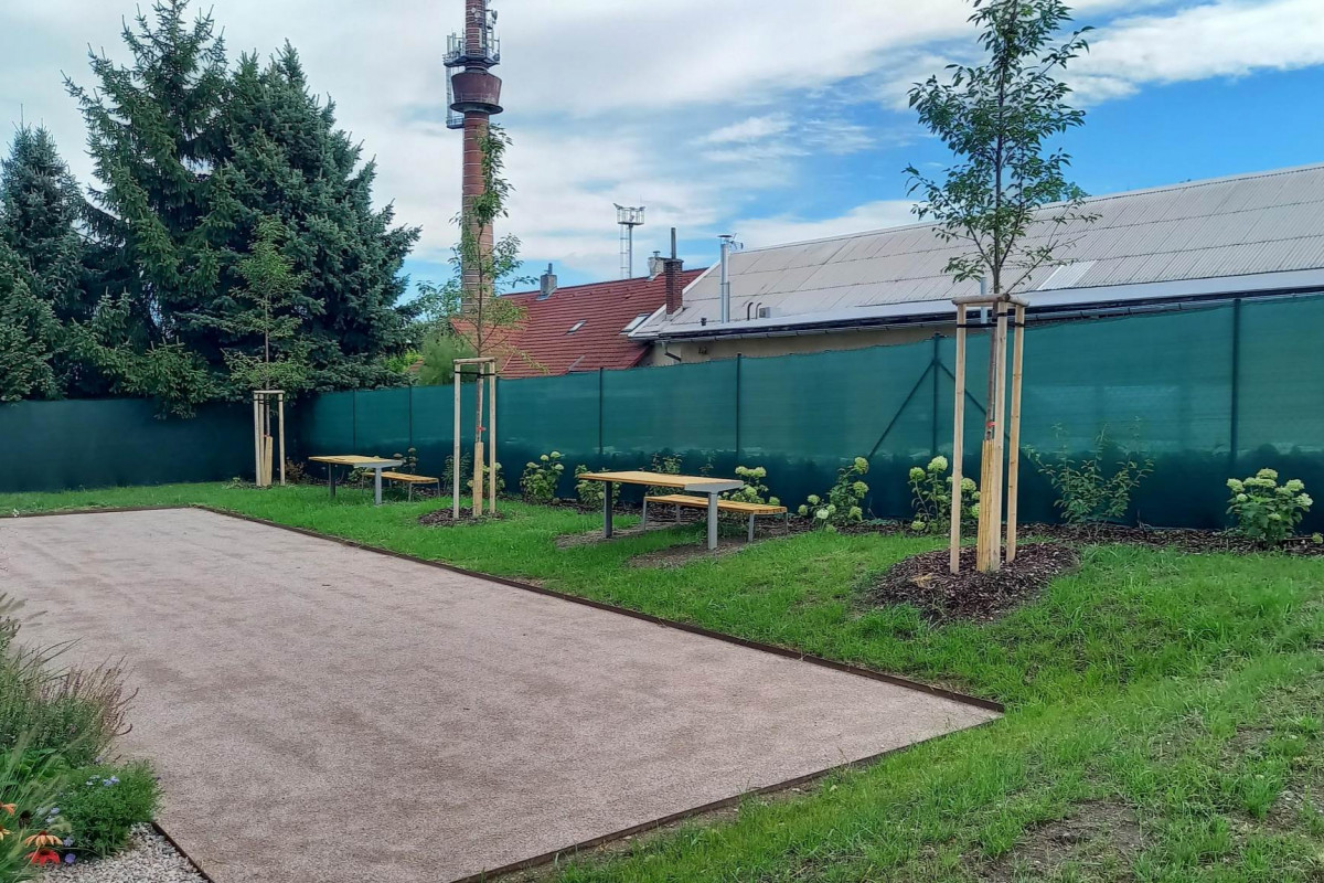 Přeloučský domov mládeže se dočkal upravené zeleně a okolí
