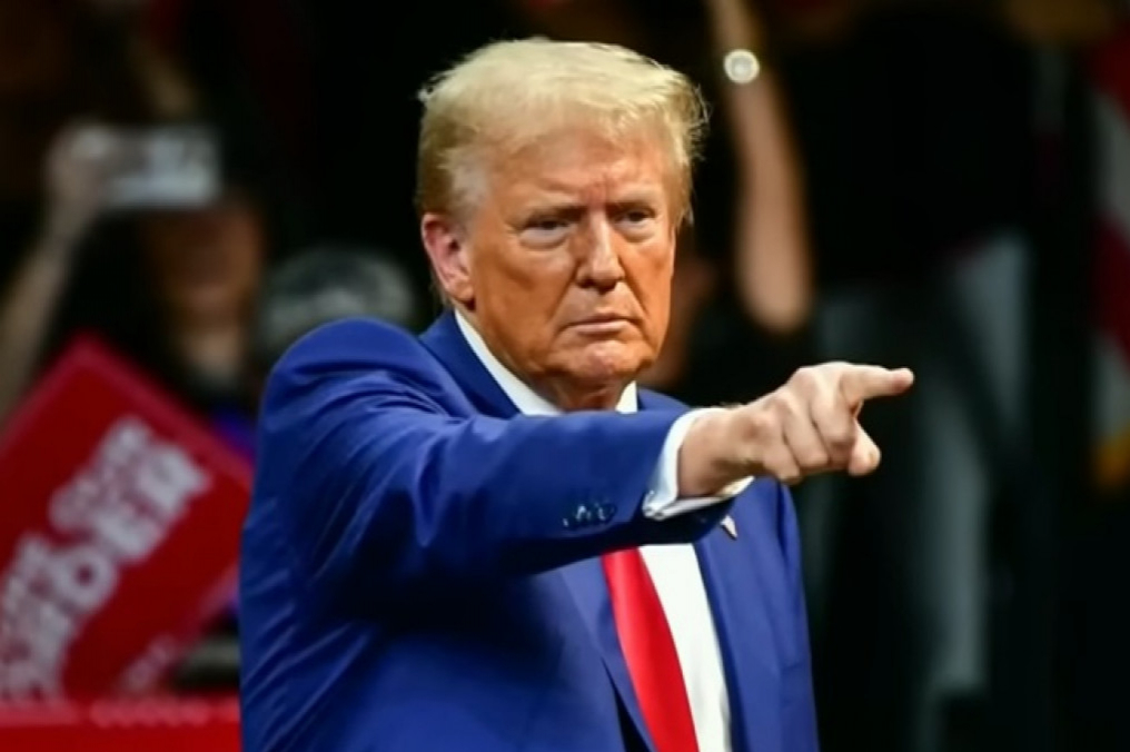 Udělej, co ti řeknu, nebo tě vybombarduju do doby kamenné!