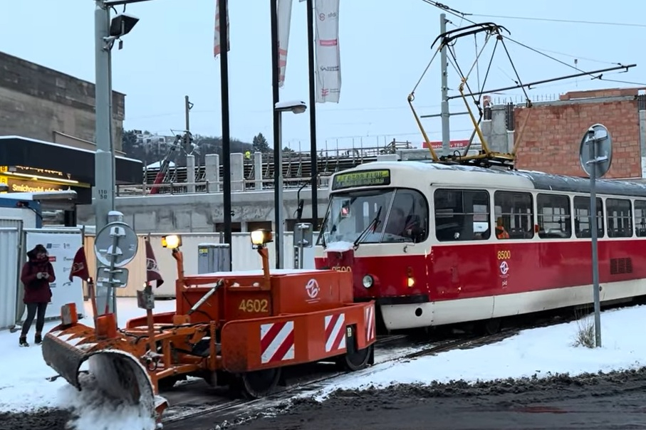 Zima znovu zaskočila Prahu, připravenost silničářů je sporná