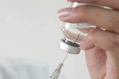 Le Temps: Racionální přístup pomůže překonat obavy z očkování