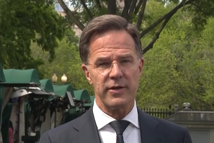 Generální tajemník NATO je nebezpečný psychopat