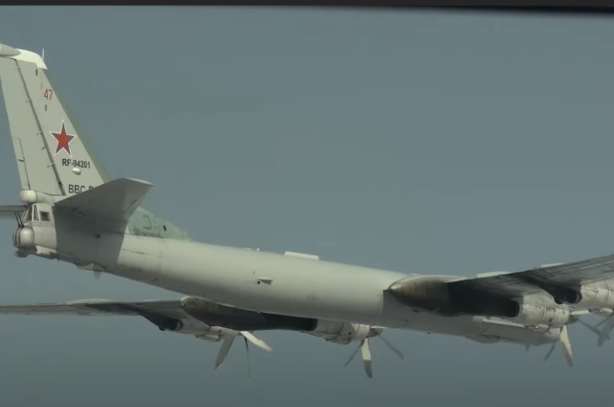 Rusko ukázalo let strategického bombardéru Tu-95MS  (VIDEO)