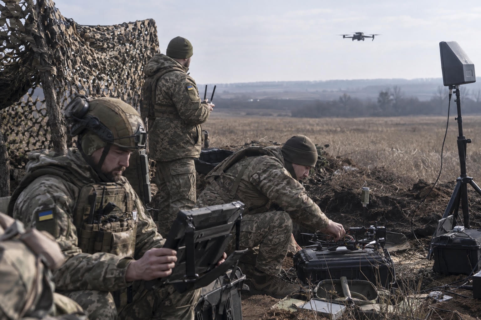 Ukrajina standardizuje autonomní útok. Pilot už nevede dron k cíli